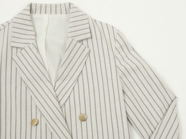 美品 ルーニィ テーラードジャケット　白　シングル 裾切り替えあり 金ボタン S