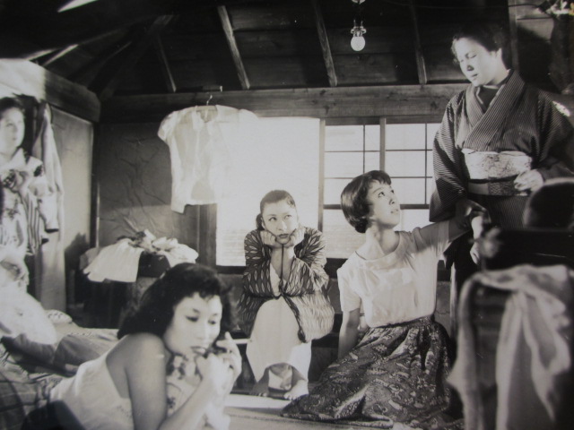 古写真 1956年 大映スチール写真 「屋根裏の女たち」 出演：川上康子、市川春代、八潮悠子、船越英二、村田知英子、藤田佳子、浦辺粂子、_画像3