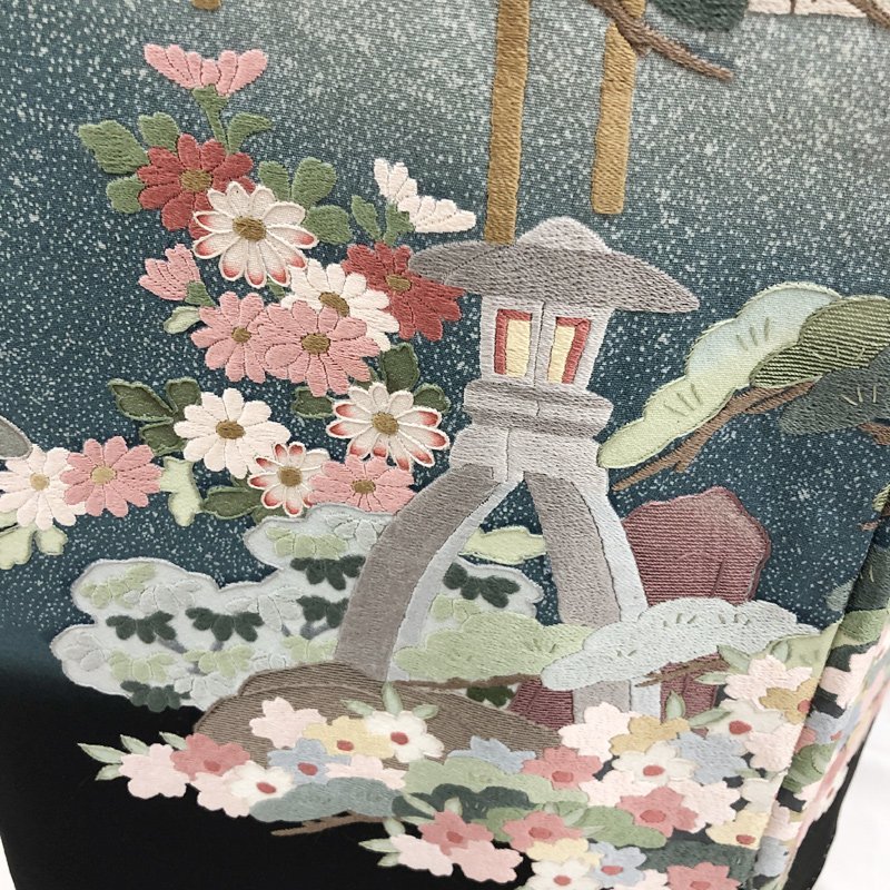 作家物●黒留袖 呉県刺繍 庭園 雪吊り 五つ紋 比翼付き●美品 211mo19_画像7