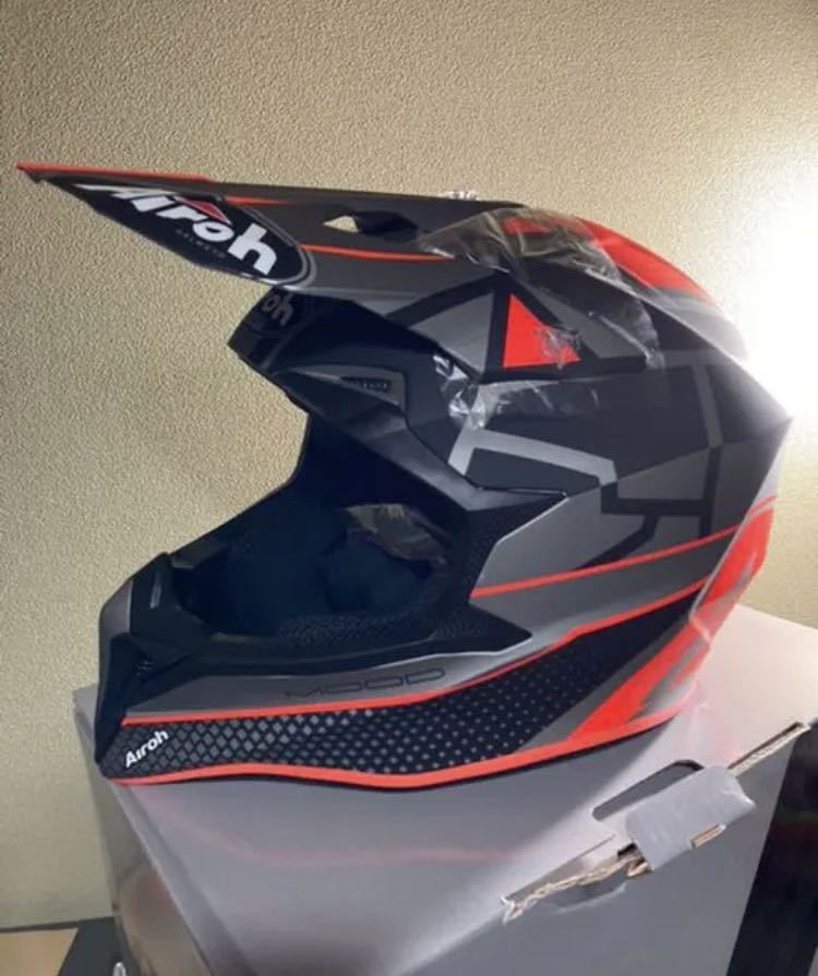 すぐ発送可能! 新品 大人気 AIROH wraap オフロードヘルメット 軽量