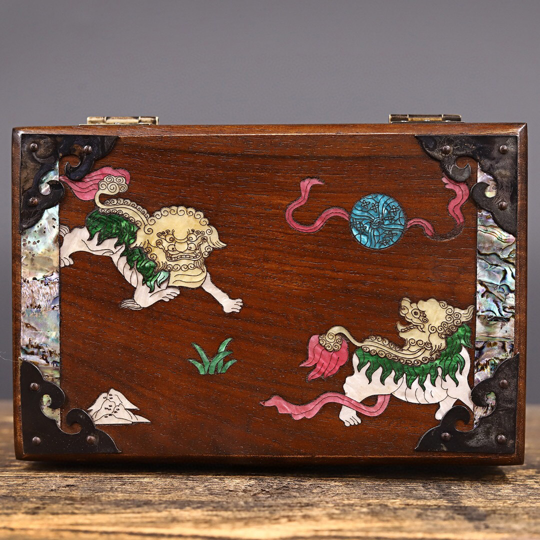 人気が高いヤフオク!   花梨木製 細密彫 貝殼嵌 彩繪 神獣紋 首飾盒