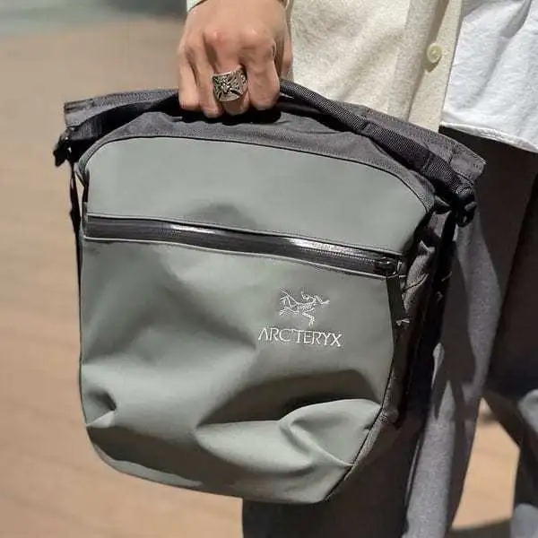 ARC'TERYX × BEAMS 別注 ARRO 8 Shoulder Bag deaflink.com