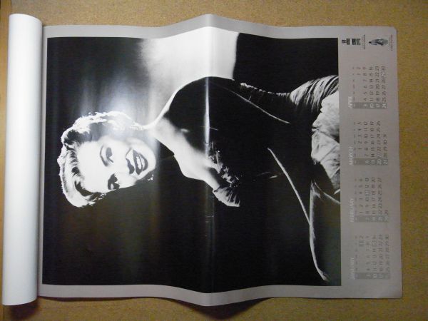 マリリン・モンロー　カレンダー1988　A2サイズ　表紙含めて4枚　紙筒発送　表紙に薄汚れ多数有り　_画像4