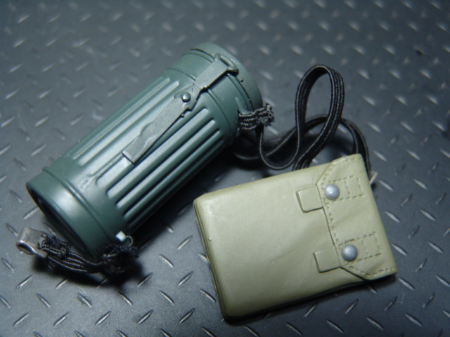 【 特価処分品 】1/6ドールパーツ：DRAGON製：WWII ドイツ軍 ガスマスク缶セット（ドラゴン初期品）の画像1