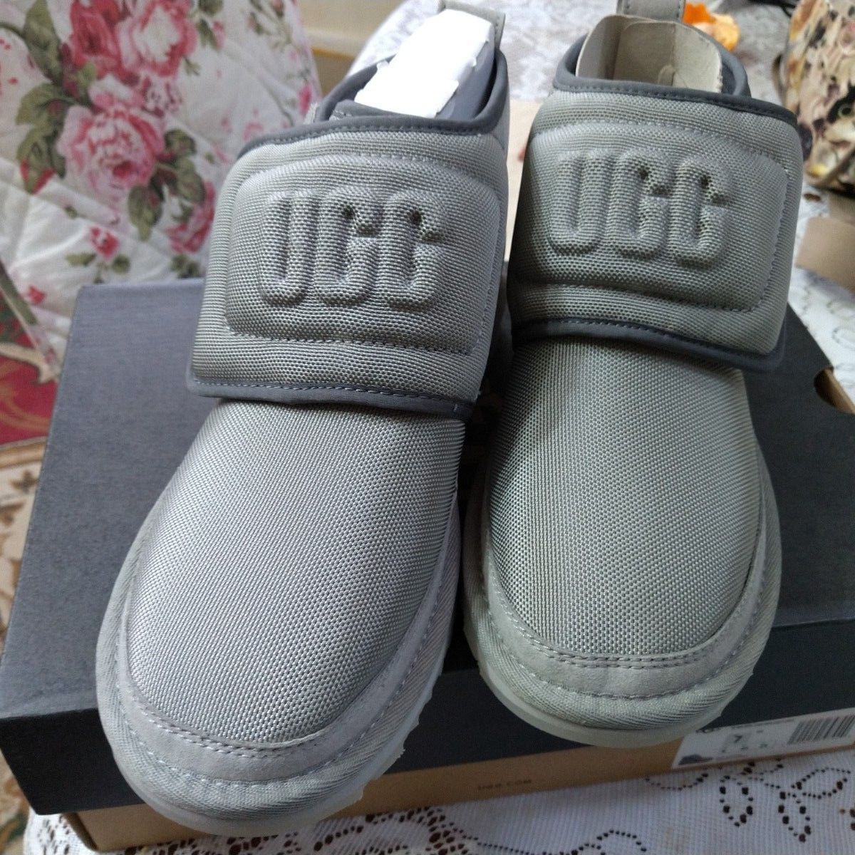 UGG モールデッド ロゴ ベルクロ ショートブーツ レディース