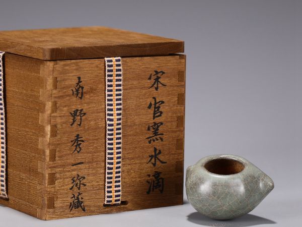 売れ筋ランキングも掲載中! 古賞物 置物擺件 青釉水滴【仁】染付 陶磁器 官窯 宋代 古美術 蔵出 中国古玩 宋
