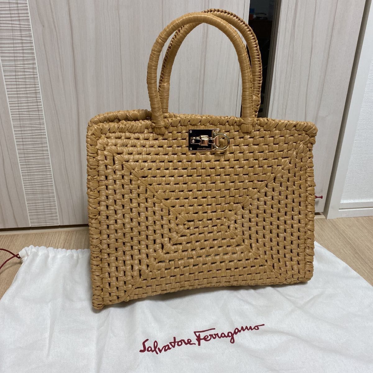 売り切ります【未使用 35.2万円】美品フェラガモ スタジオ ボックス バッグ カゴバッグ 春夏コレクション 売り切ります【未使用 35.2万円】美品フェラガモ スタジオ ボックス バッグ カゴバッグ 春夏コレクション