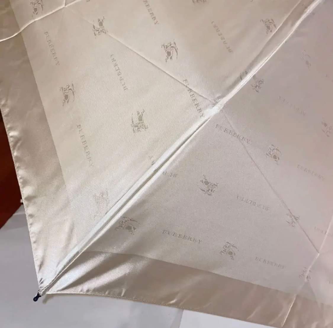 新品　バーバリー 折りたたみ雨傘　ジャカート柄ベージュ　日本製　品質表示無し（注意:写真は表示有りになってます！）