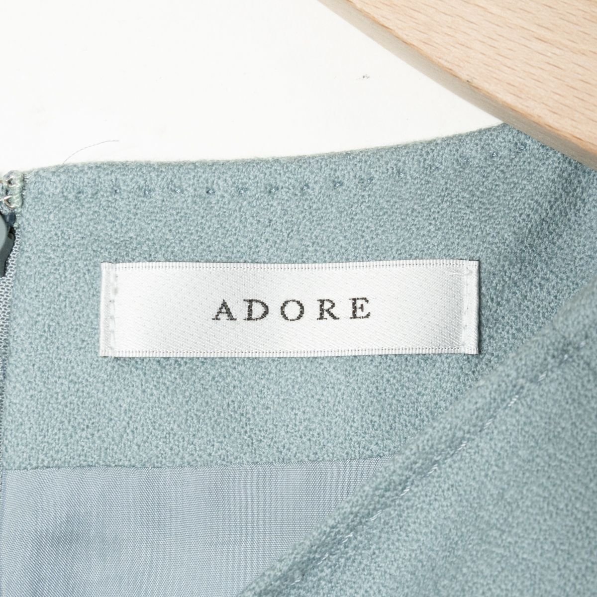 【1円スタート】ADORE アドーア ミディ丈ワンピース 七分袖 ウール98％ レトロ フェミニン クラシカル くすみカラー 水色 無地 38_画像4