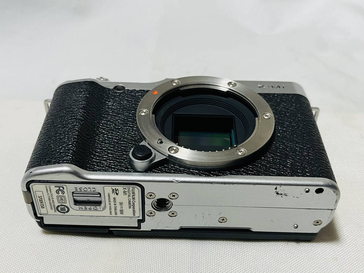 ★実用品★フジフィルム FUJIFILM X-M1 ボディ ★シャッター、フラッシュOK★ #5043_画像4