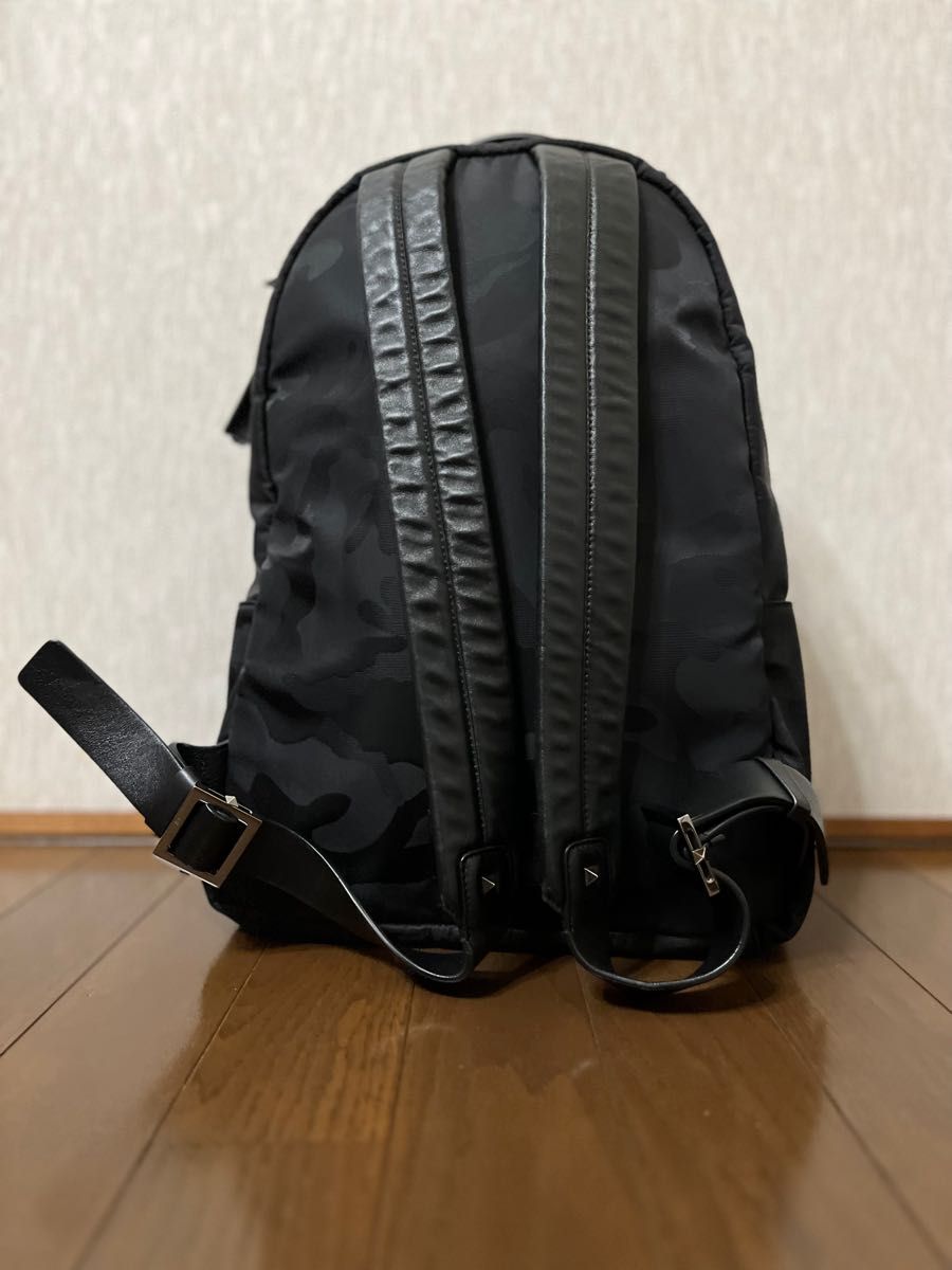 ヴァレンティノ 美品 迷彩 スタッズ メンズ ナイロン リュック バック