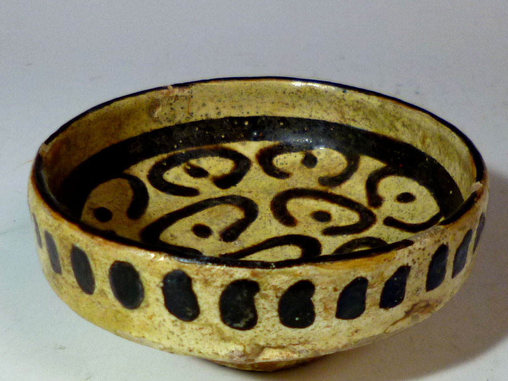(SHO) Персидская керамика 9-12-й веки вокруг арабеск-коричневой малой миски продукт с коробкой Paulownia