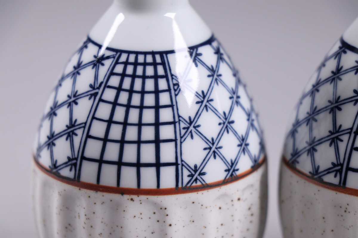 CCK13 美品 有田焼 永泉作 酒器揃 染付格子文様 徳利 猪口 盃 波佐見焼 白磁 陶器 焼物 食器 セット|PayPayフリマ 網目文 酒器 お猪口 徳利 伝統陶芸 陶芸品