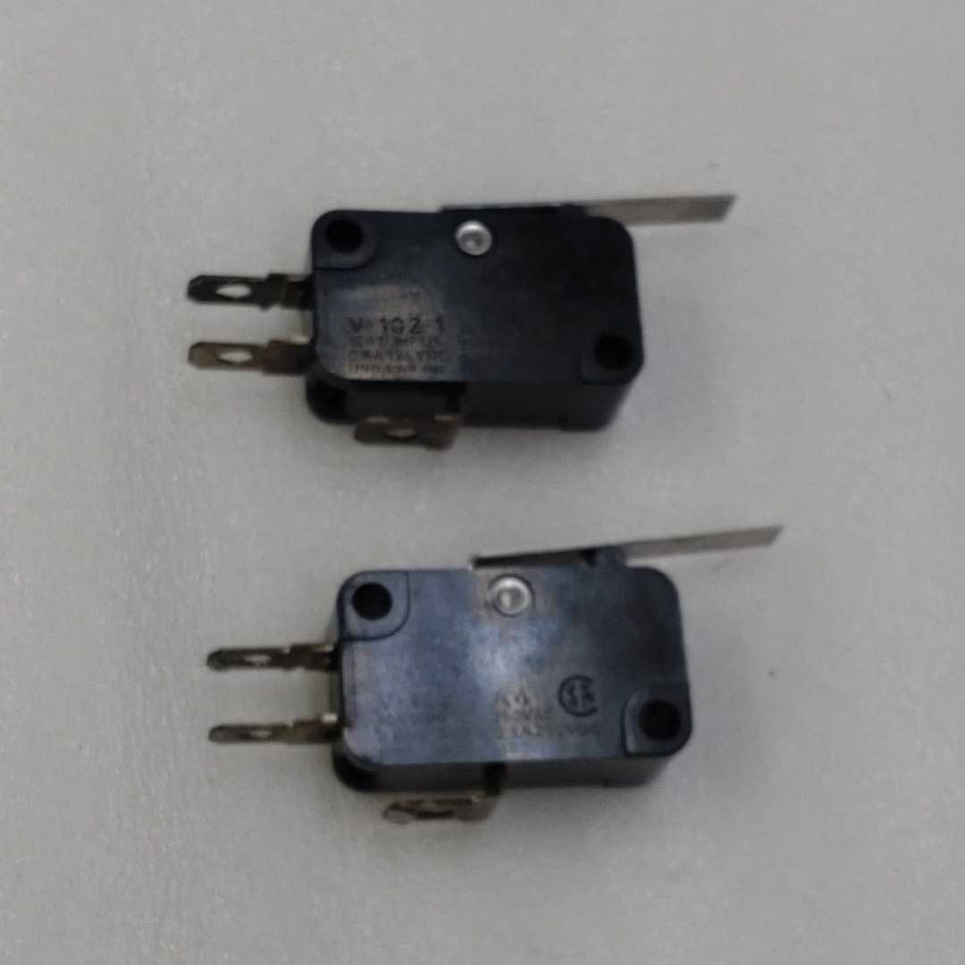 V-102-1 A4 オムロン製・マイクロスイッチ（レバー形）　未使用品（1個）とハンダ跡中古品（1個）_画像1