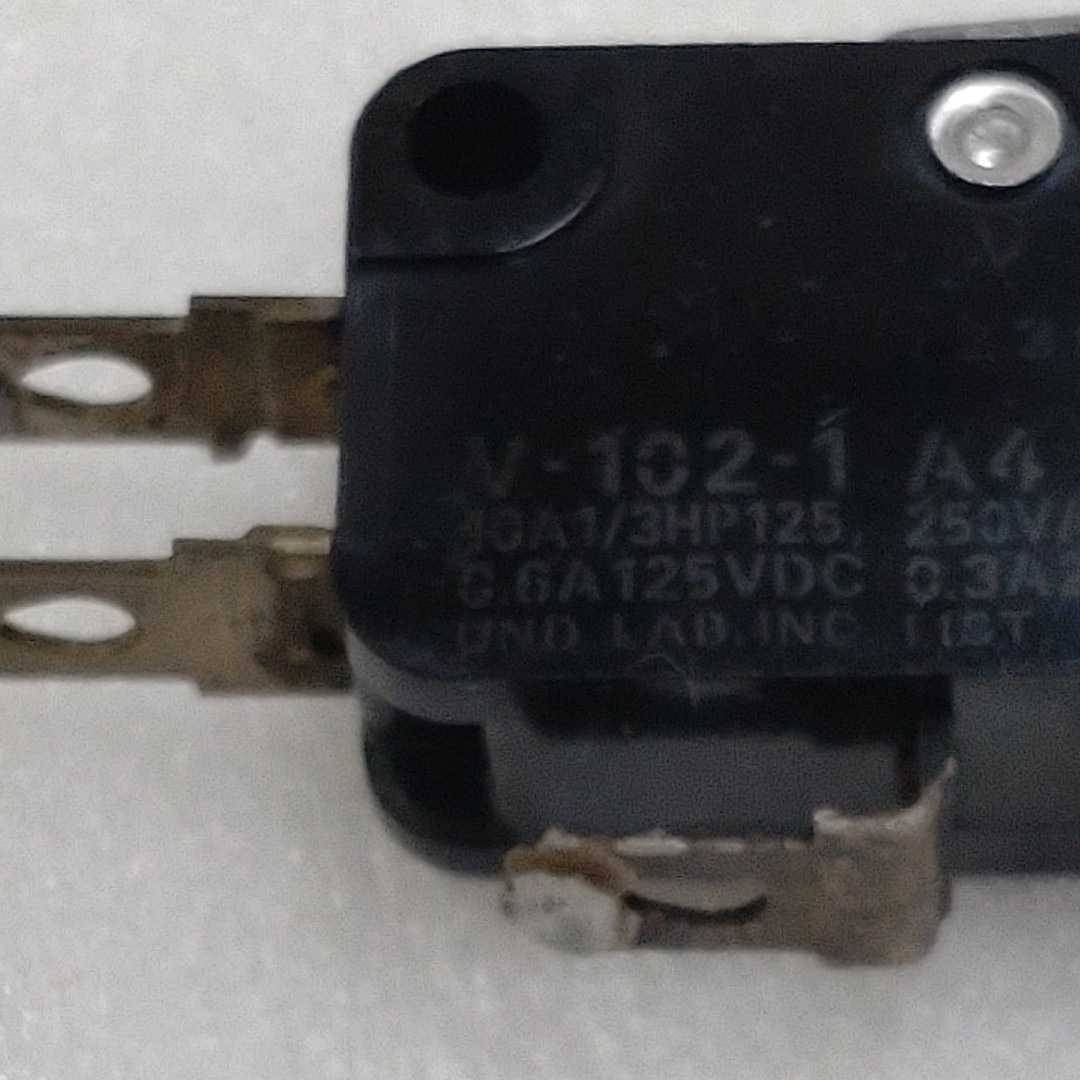V-102-1 A4 オムロン製・マイクロスイッチ（レバー形）　未使用品（1個）とハンダ跡中古品（1個）_画像4
