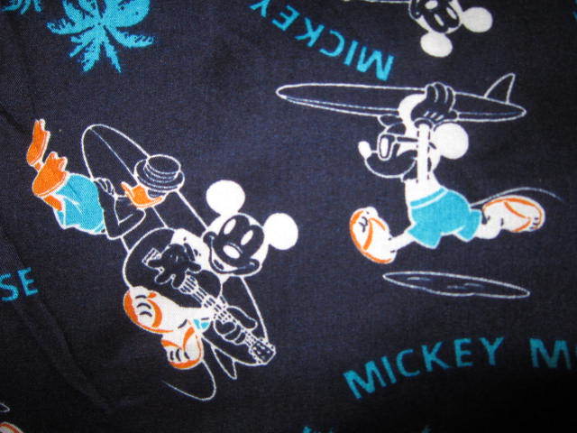 新品！ Disney ディズニー ミッキーマウス ドナルドダック サーフィン 総柄 アロハ ショートパンツ 紺 M ミッキー サーファー サーフ SURF_画像4
