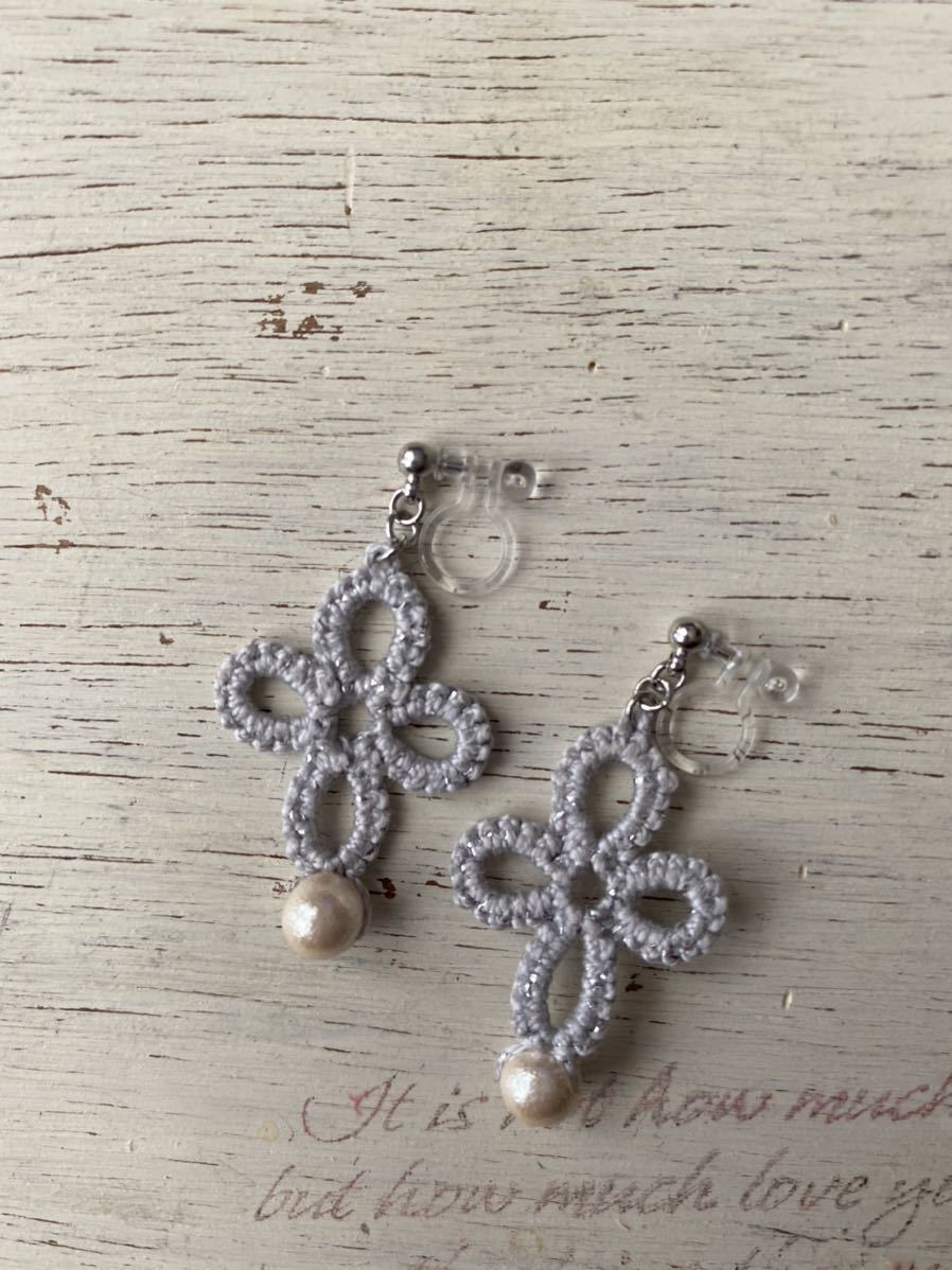 ＊ハンドメイド＊タティングレース＊ラメ入りグレー纟×コットンパール ＊イヤリング＊ピアス