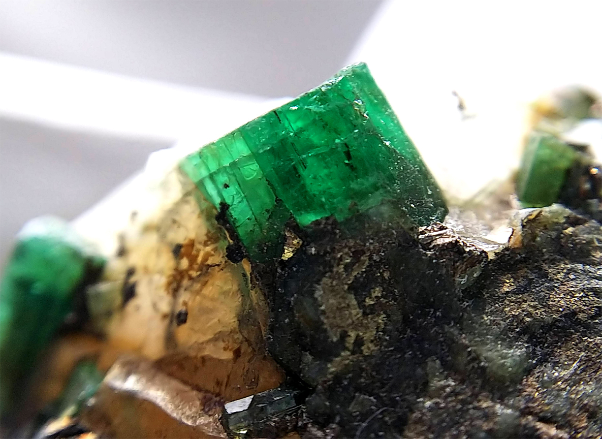 日本製 - エメラルド 原石 126.7ct 高質で安価 六角 柱 ヘキサゴン