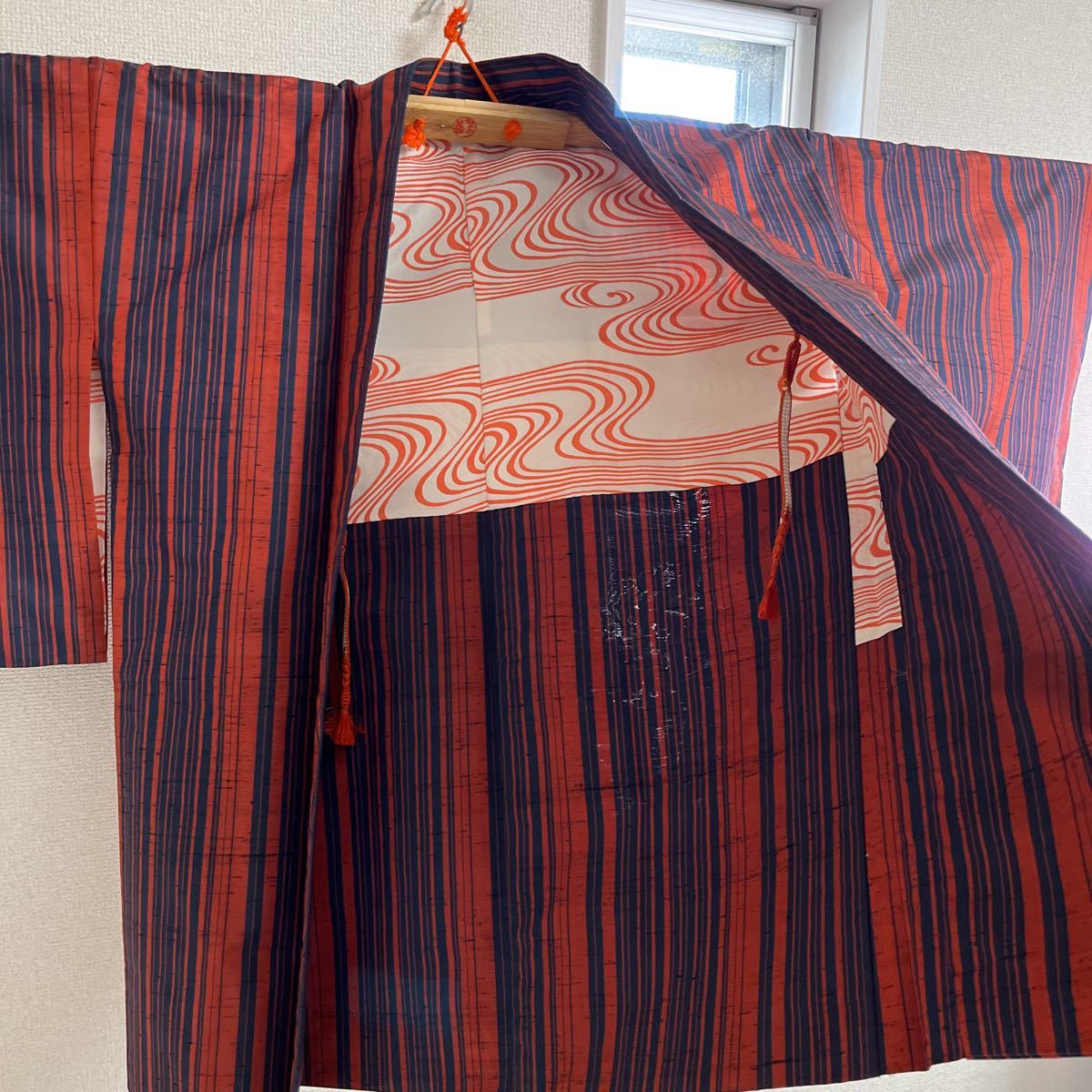 羽織り 正絹 紬 縦縞 赤模様 紐付き 紺色地 着物 和服 和装 着物コーデ リメイク アンティーク レトロ 衣装 百貨店 高級 羽織り 正絹 紬 縦縞 赤模様 紐付き 紺色地 着物 和服 和装 着物コーデ リメイク アンティーク レトロ 衣装 百貨店 高級