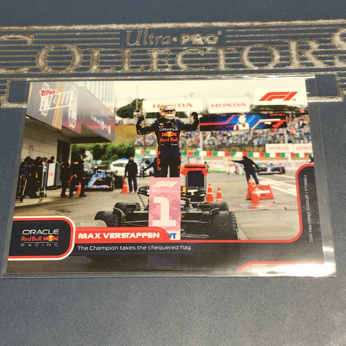 2022 F1 Topps Now　Max Verstappen Red Bull 　The champion takes the chequered flag カード_画像1