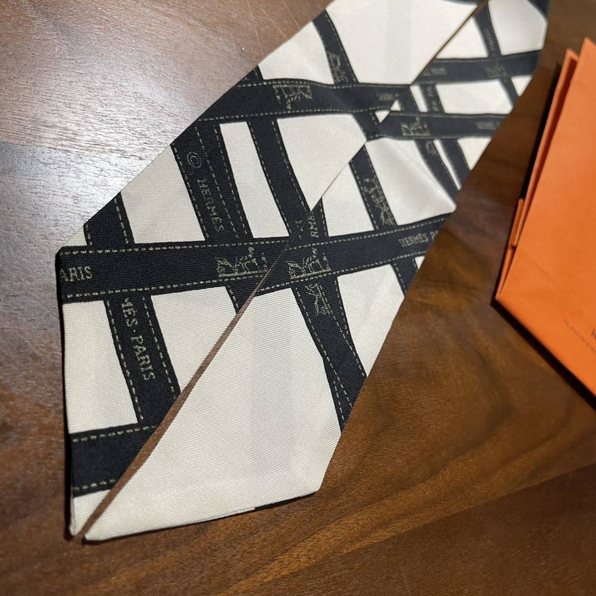 HERMES エルメス ツイリー ボルデュック 白黒 シルバー文字 HERMES エルメス ツイリー ボルデュック 白黒 シルバー文字