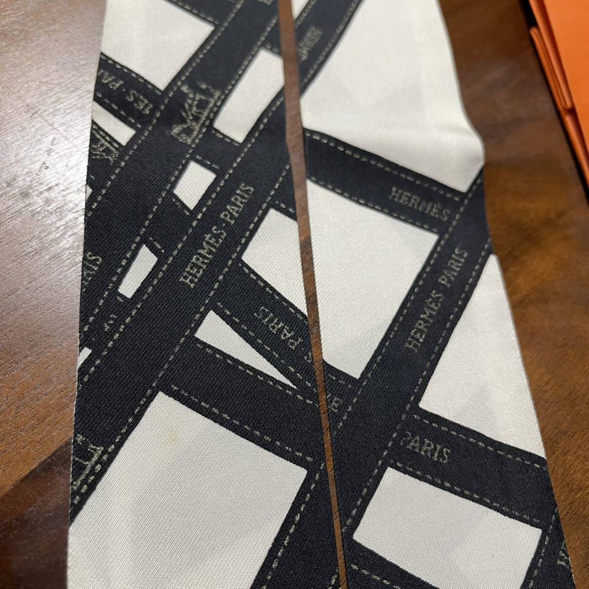 HERMES エルメス ツイリー ボルデュック 白黒 シルバー文字 HERMES エルメス ツイリー ボルデュック 白黒 シルバー文字