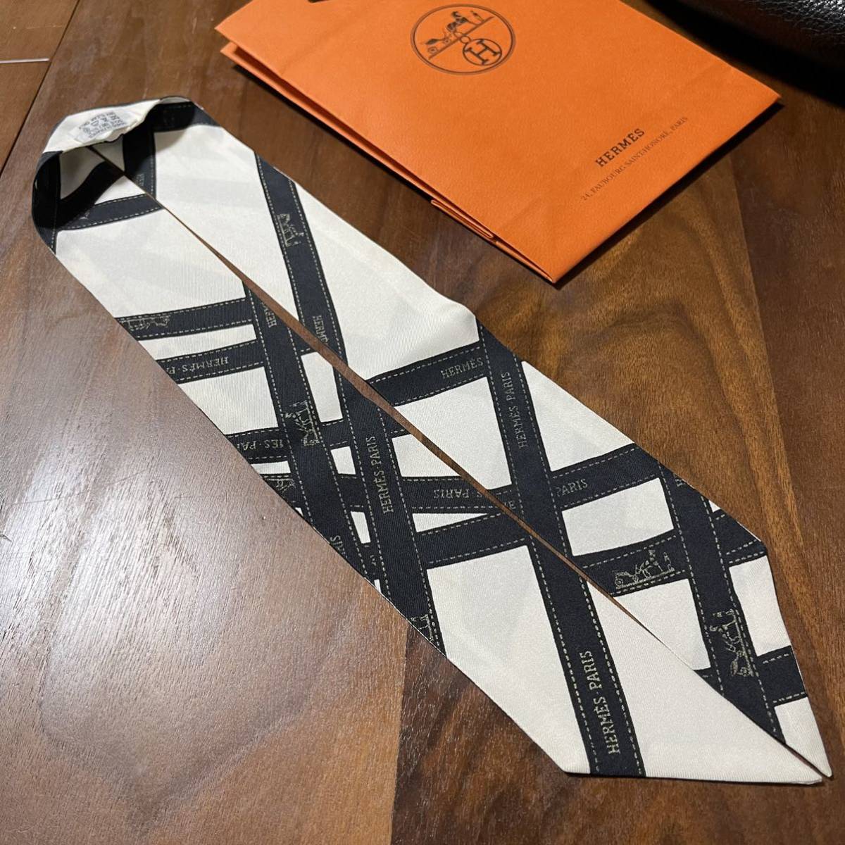 HERMES エルメス ツイリー ボルデュック 白黒 シルバー文字 HERMES エルメス ツイリー ボルデュック 白黒 シルバー文字