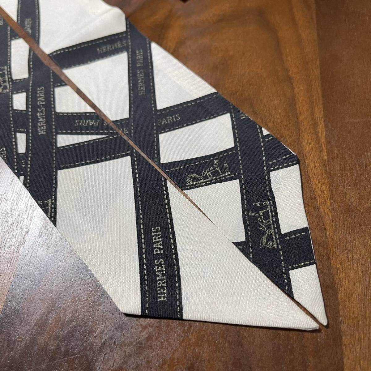 HERMES エルメス ツイリー ボルデュック 白黒 シルバー文字 HERMES エルメス ツイリー ボルデュック 白黒 シルバー文字