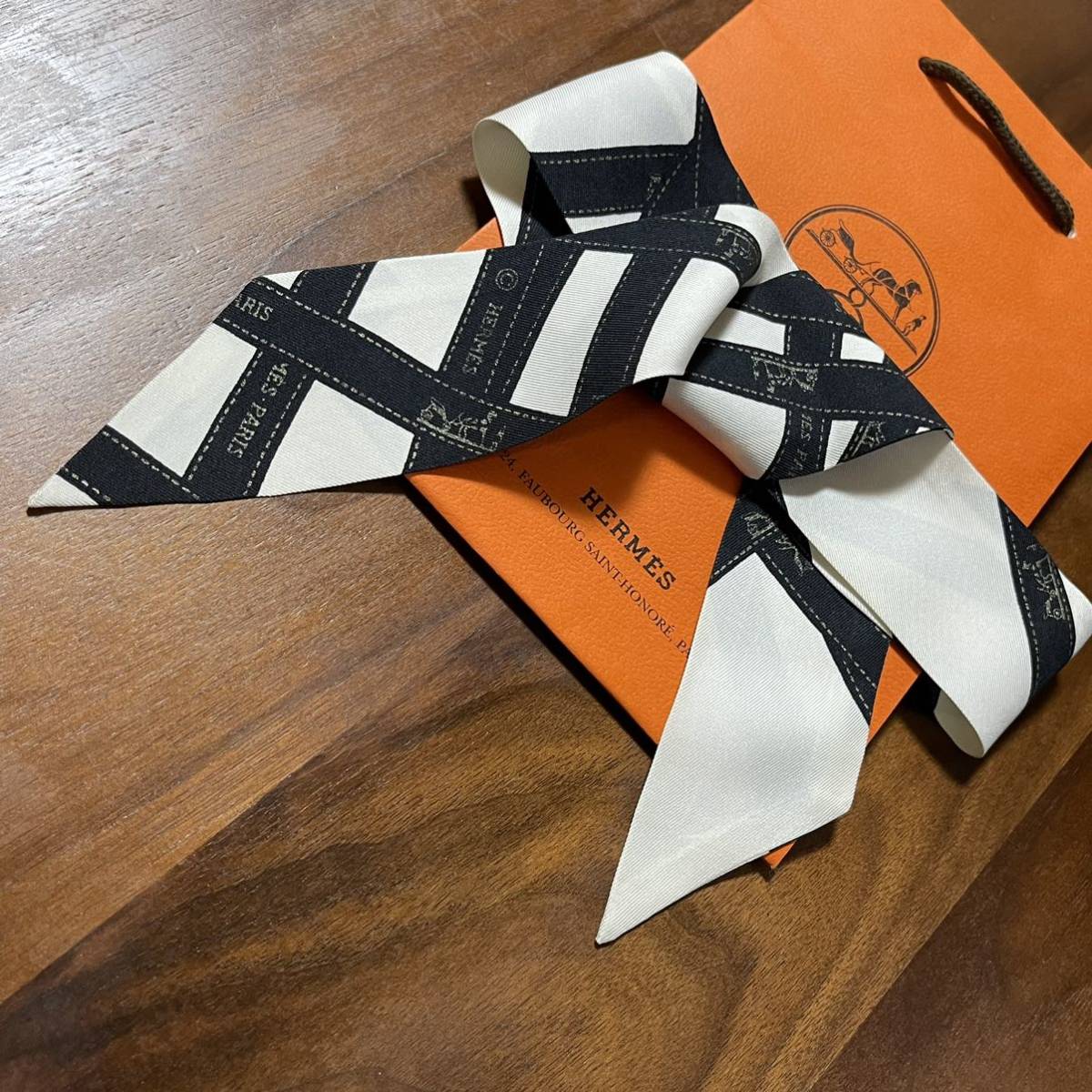 HERMES エルメス ツイリー ボルデュック 白黒 シルバー文字 HERMES エルメス ツイリー ボルデュック 白黒 シルバー文字