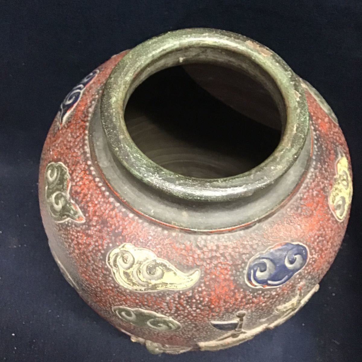 琉球古典焼　軍艦図壺　大花瓶　花入　古琉球　花器　花入　高さ29cm 沖縄　琉球盛付龍船花瓶　壺屋焼　彩色浮彫龍舟魚紋大壺_画像6