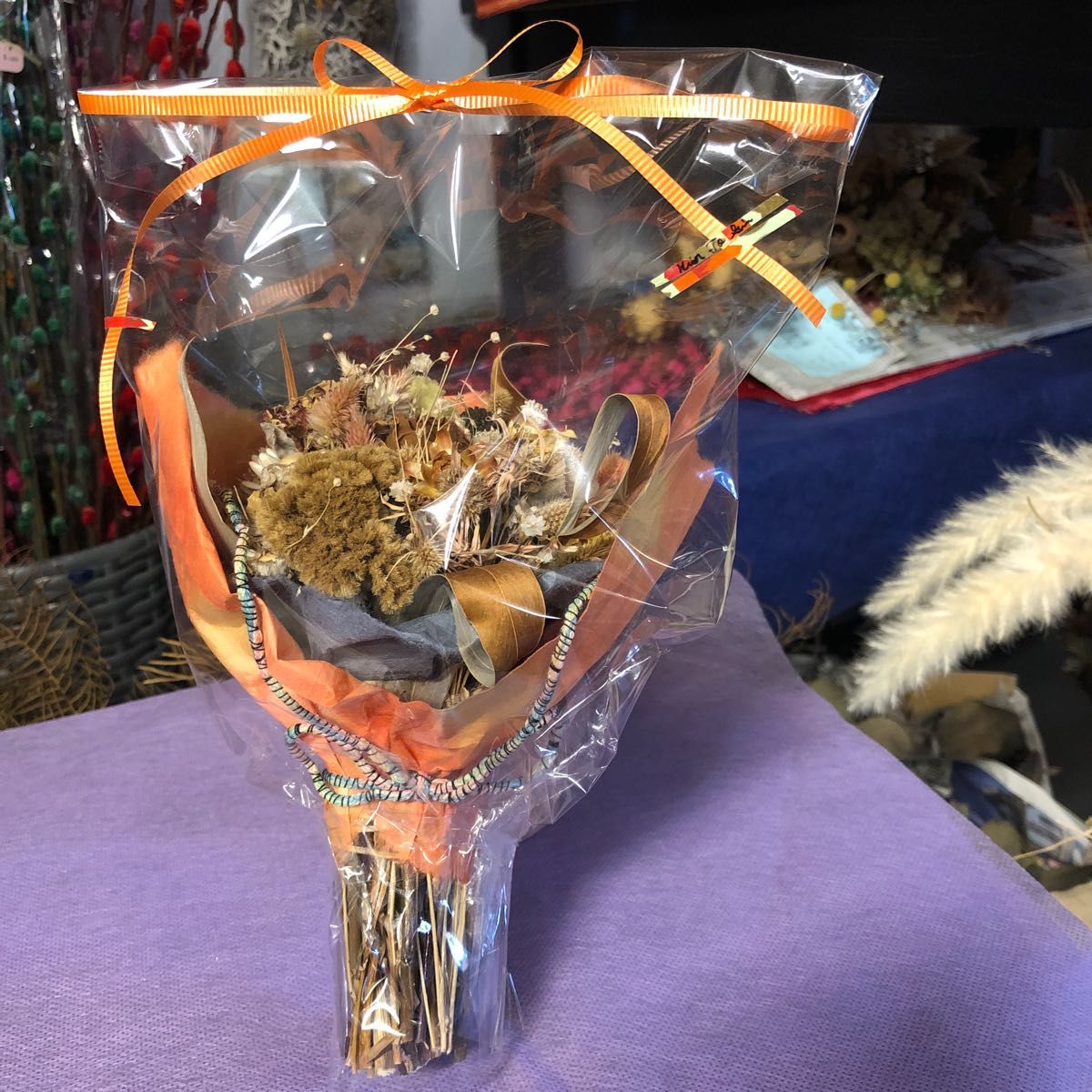 小さなスワッグ　ブーケスタイル　グレー&オレンジ和紙   縦約17cm  横約14cm  小さめでも10種以上の花材が入った宝の束