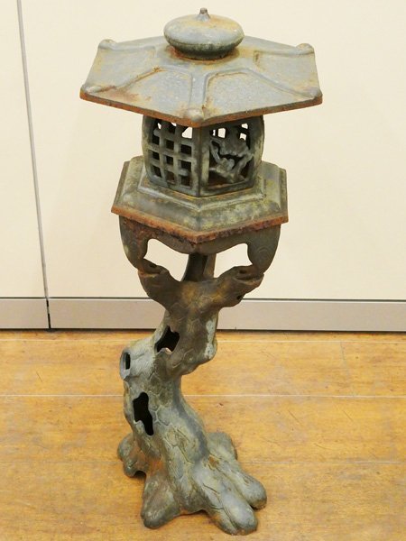 ♯ 時代物 古鉄 油式 古木灯籠 松竹梅透かし 全高約85cm 古木 ♯ 時代物 古鉄 油式 古木灯籠 松竹梅透かし 全高約85cm 古木