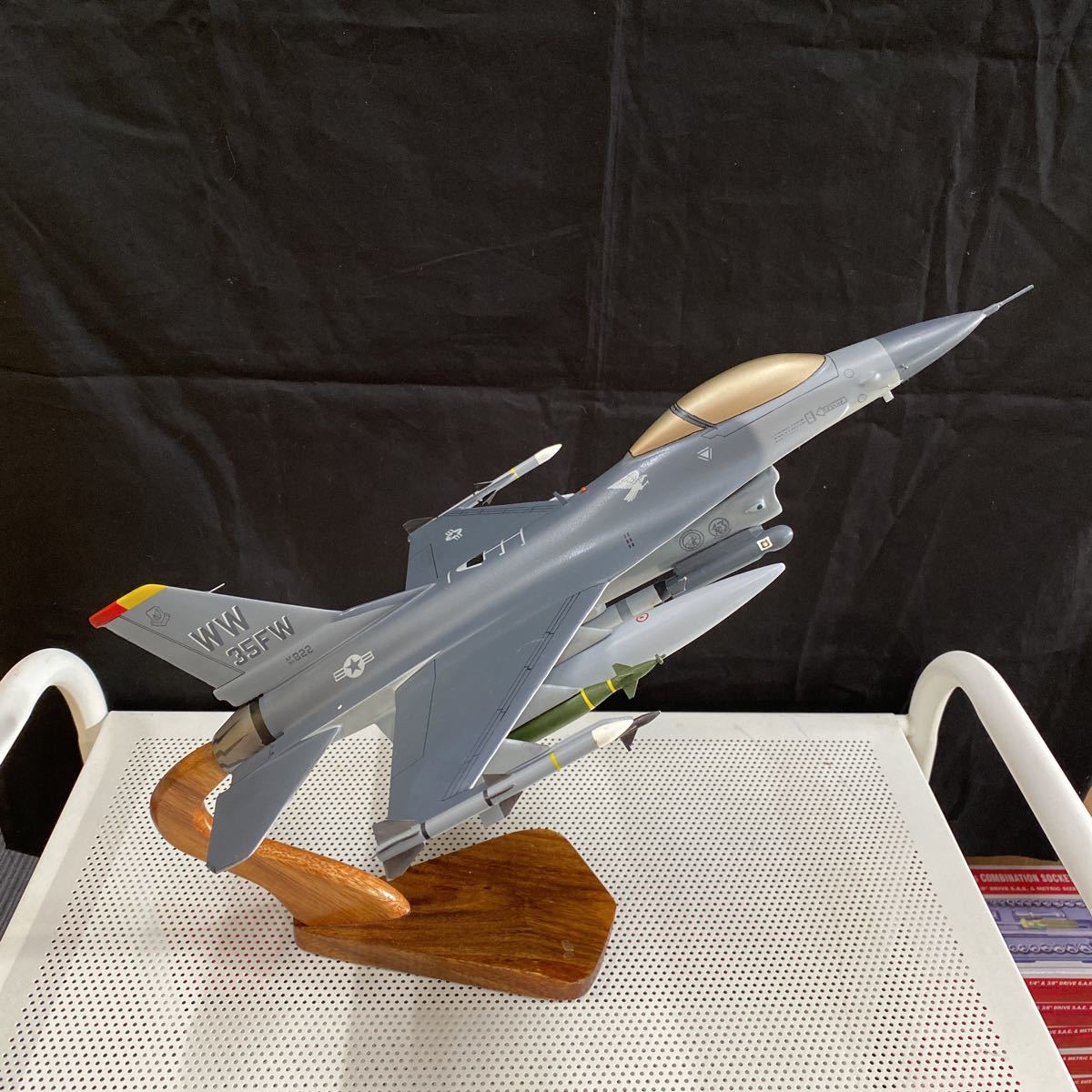 米軍　F16 35FW 戦闘機　希少価値高い　木製品　一点物　三沢米軍基地　貴重一品　レア物　高騰商品　大きい模型です