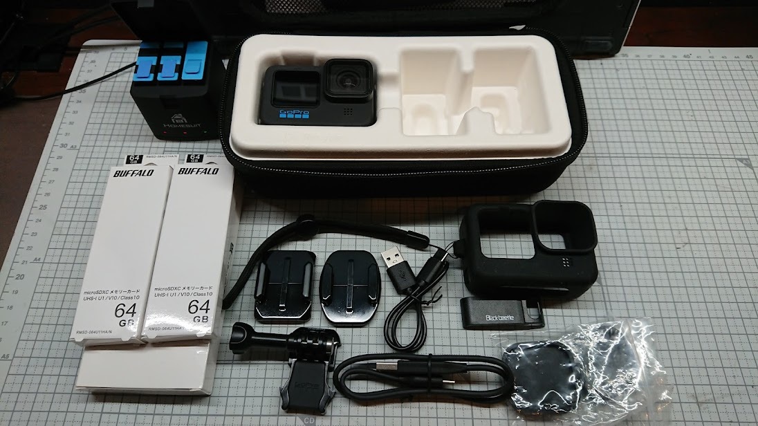 GoPro HERO 10 ゴープロ15時間使用の超美品！ 64GB×2や互換バッテリー2