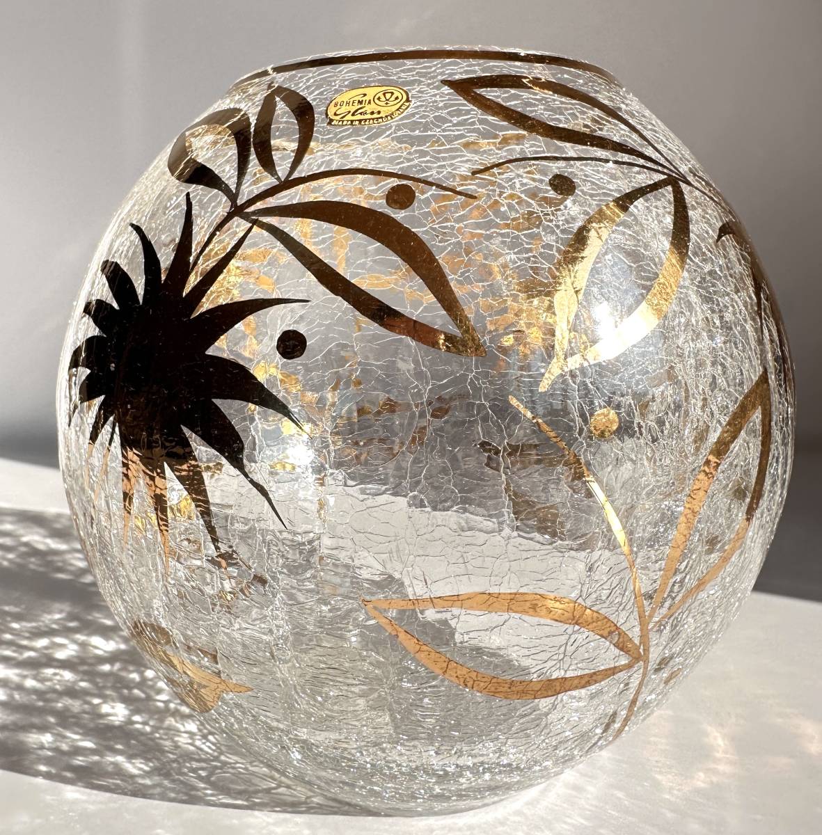 ビンテージ チェコスロバキア Bohemia Crystal ボヘミアクリスタルガラス フラワーベース 丸形花瓶 金彩の花模様、ヒビ模様が美しい！_画像3