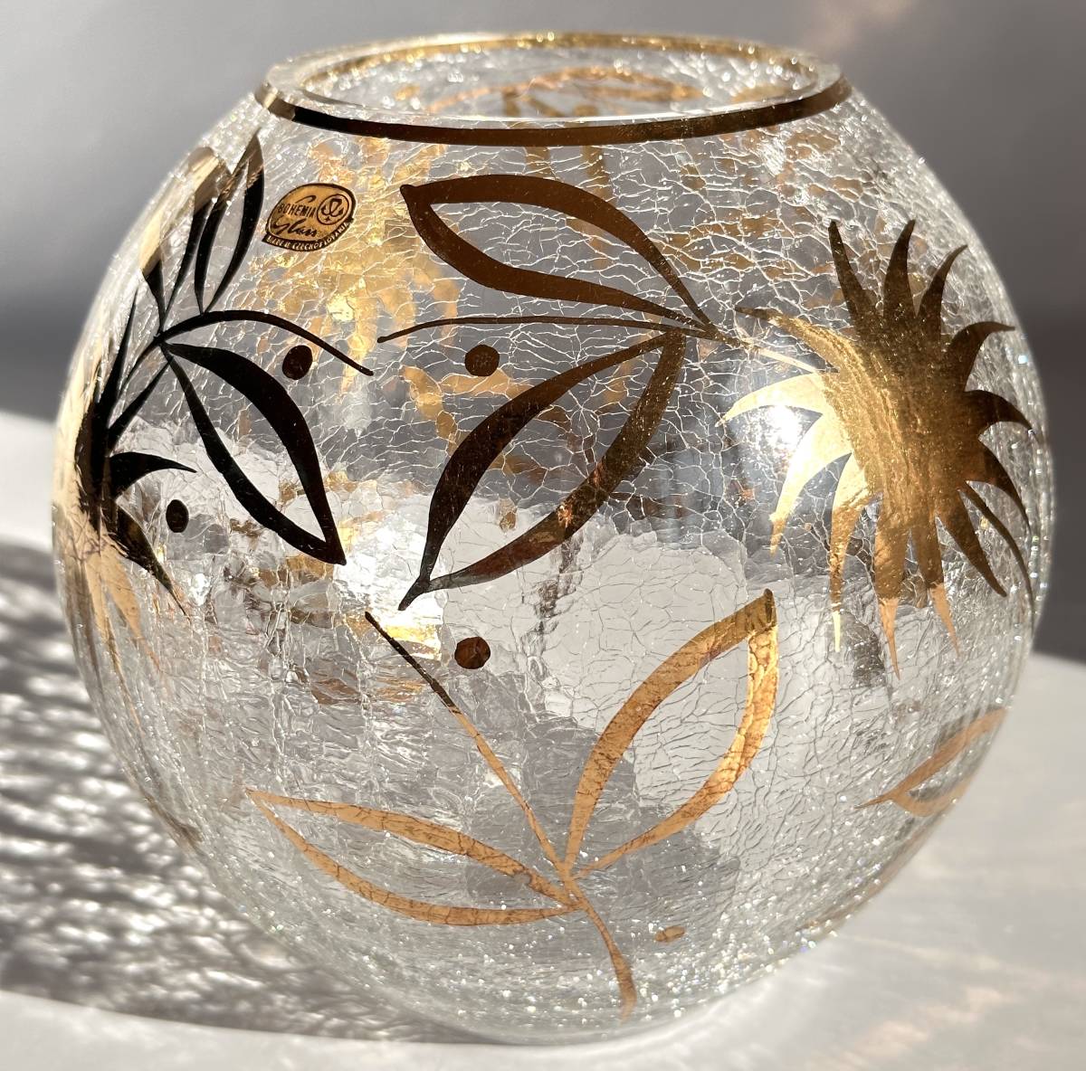 ビンテージ チェコスロバキア Bohemia Crystal ボヘミアクリスタルガラス フラワーベース 丸形花瓶 金彩の花模様、ヒビ模様が美しい！