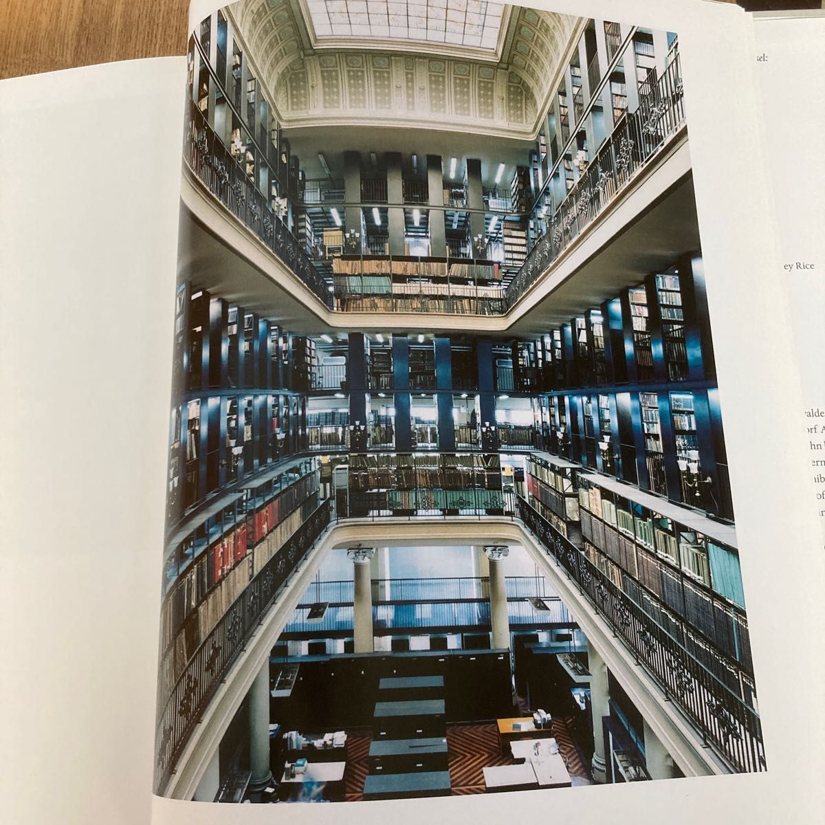 Candida Hofer: Libraries 世界中の図書館ライブラリー！