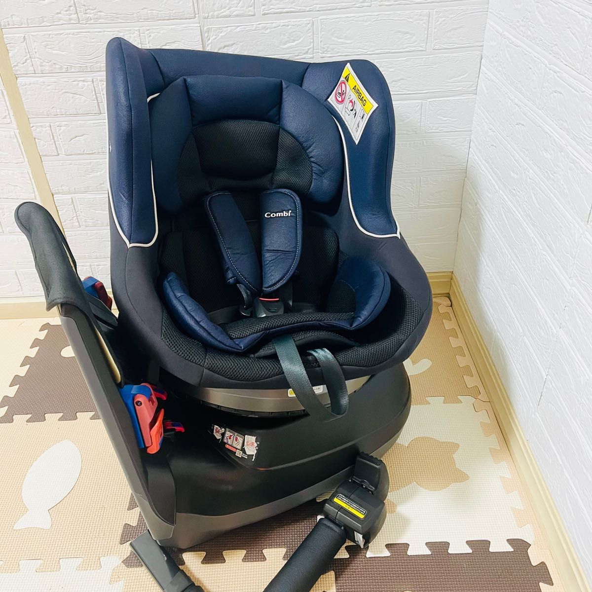 美品combi コンビチャイルドシート ネセルターンネクスト 回転タイプ