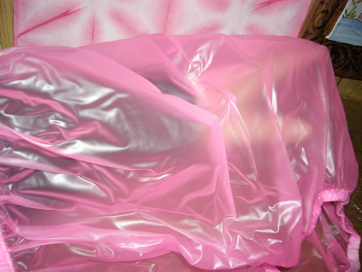 塩化ビニール　パンツ　XL　光沢の艶ピンク　塩ビ　中国製　透ける　未使用　肌に直接-おむつカバーの上に　ナメナメの質感　色が美しいわ_画像3