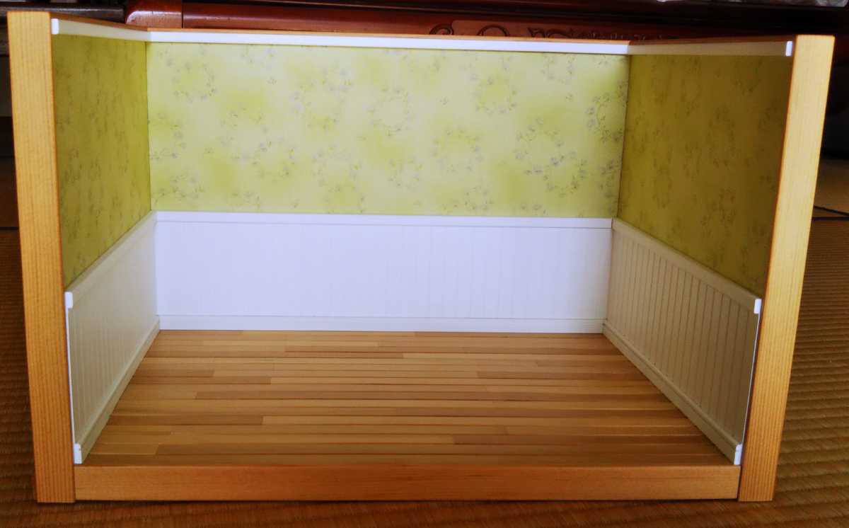 □ドールハウス□12分の1 建具の無い部屋(黄緑色地花輪柄布壁紙 □ドールハウス□12分の1 建具の無い部屋(黄緑色地花輪柄布壁紙