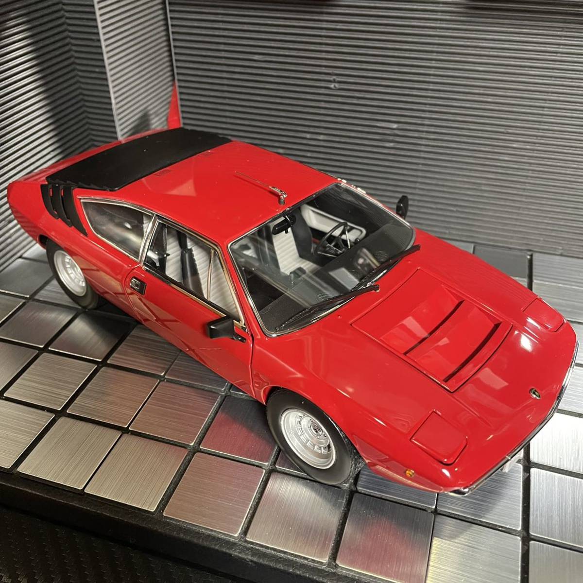 注目の 未展示品 京商 1/18 ランボルギーニ ウラッコ レッド 乗用車