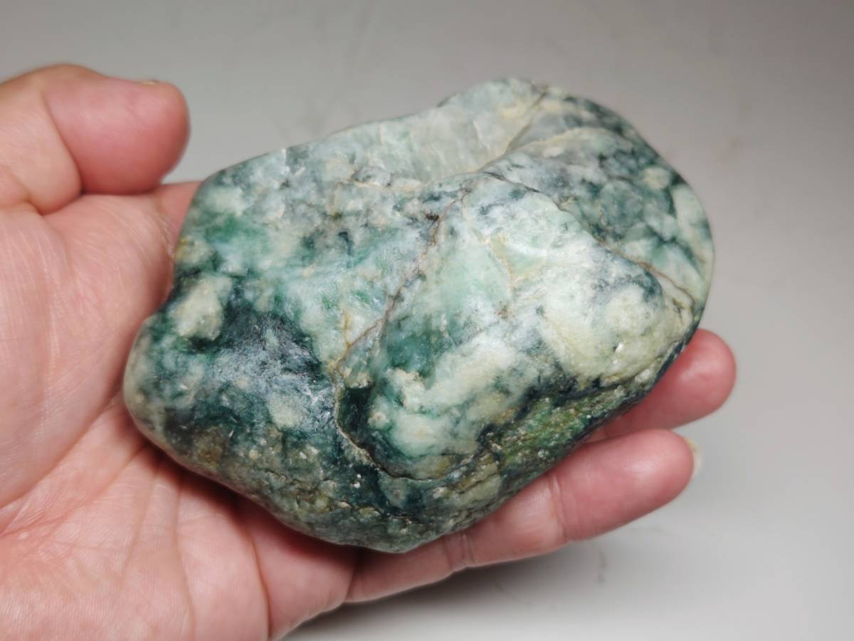 までこだわ 【圧砕系】 ☆588g☆ 翡翠 原石 ヒスイ 鉱物 鑑賞石 糸魚川