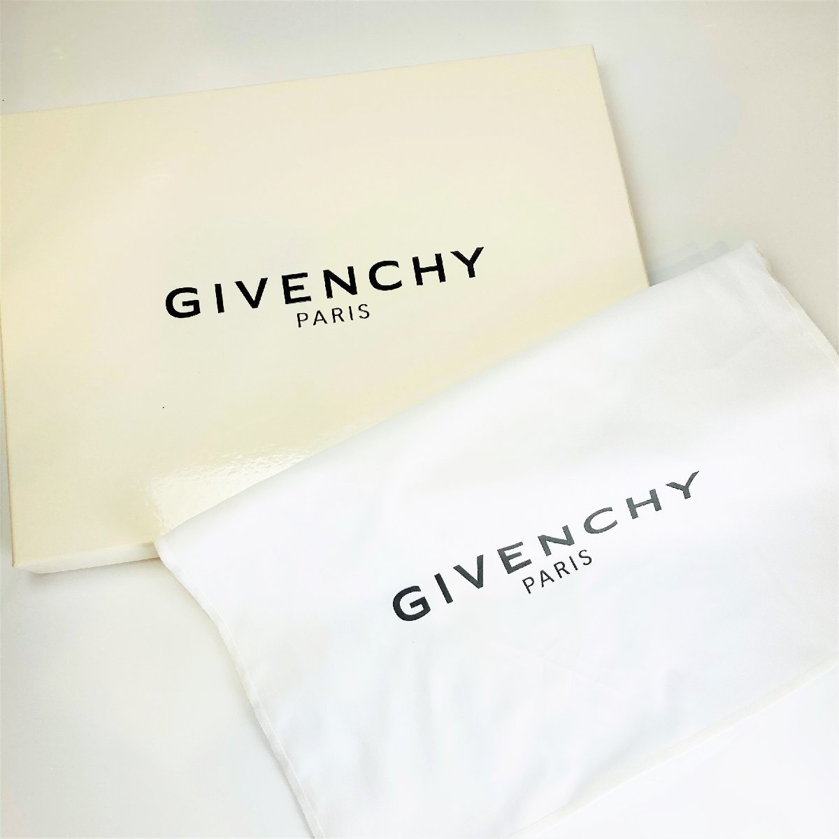 77】未使用品 GIVENCHY ジバンシィ ロゴプリント クラッチバッグ