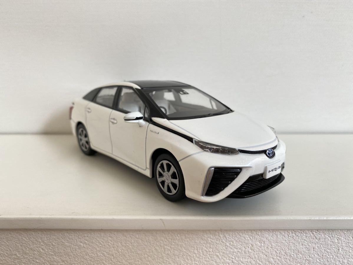 送料込 ミライ ミニカー トヨタ ツートーン ホワイトパール