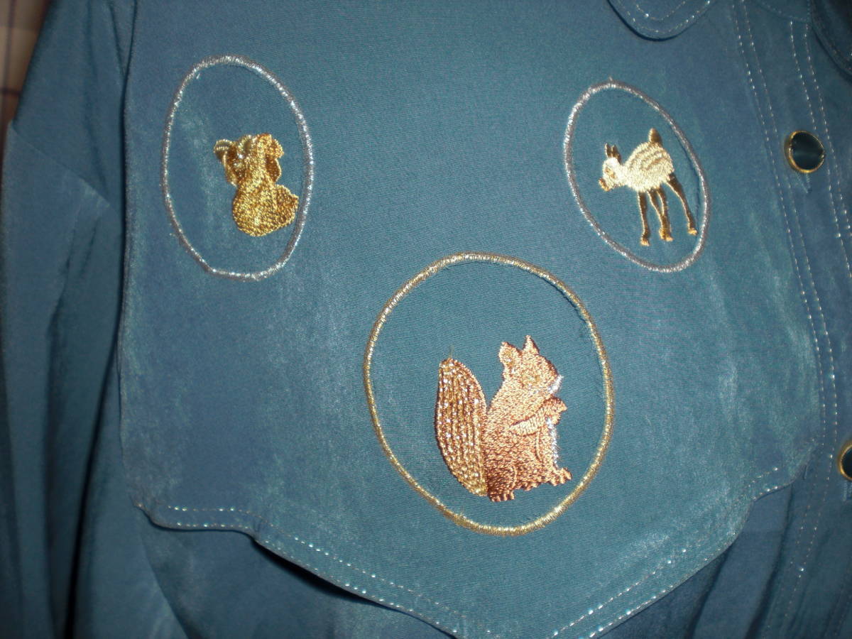 25)緑系 胸の刺繍に動物柄 長袖ブラウス（USED、美品）_画像3