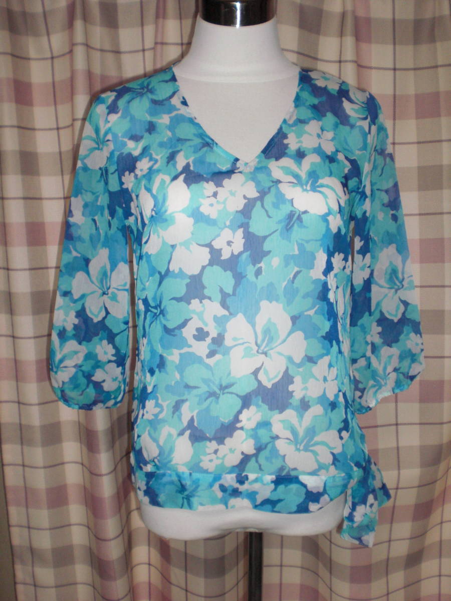 24)【昭和レトロ】 MK KLEIN+ 裾にリボンのあるブルー系に花柄のブラウス（USED、美品）_画像1