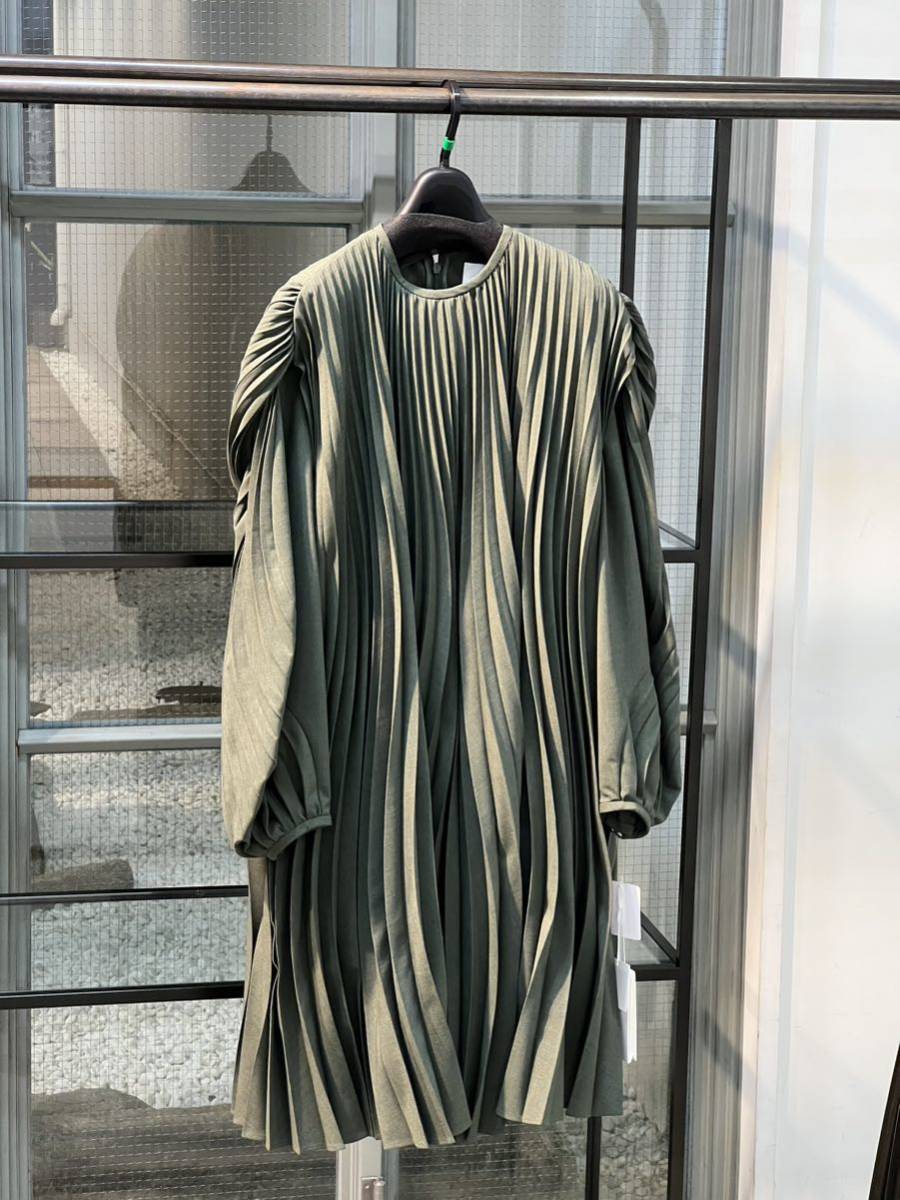 mame kurogouchi Curved Pleated Dress - khaki 22fw マメクロゴウチ_画像1