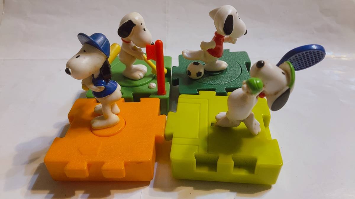 ( used )1997 year 12 month happy set Snoopy sport ( all 4 kind )
