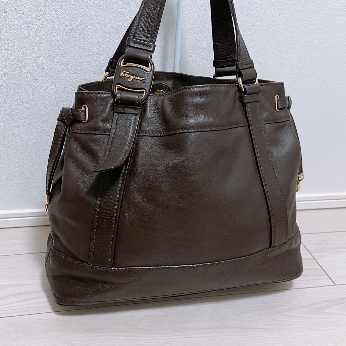 美品》ferragamoフェラガモ ハンドバッグ-