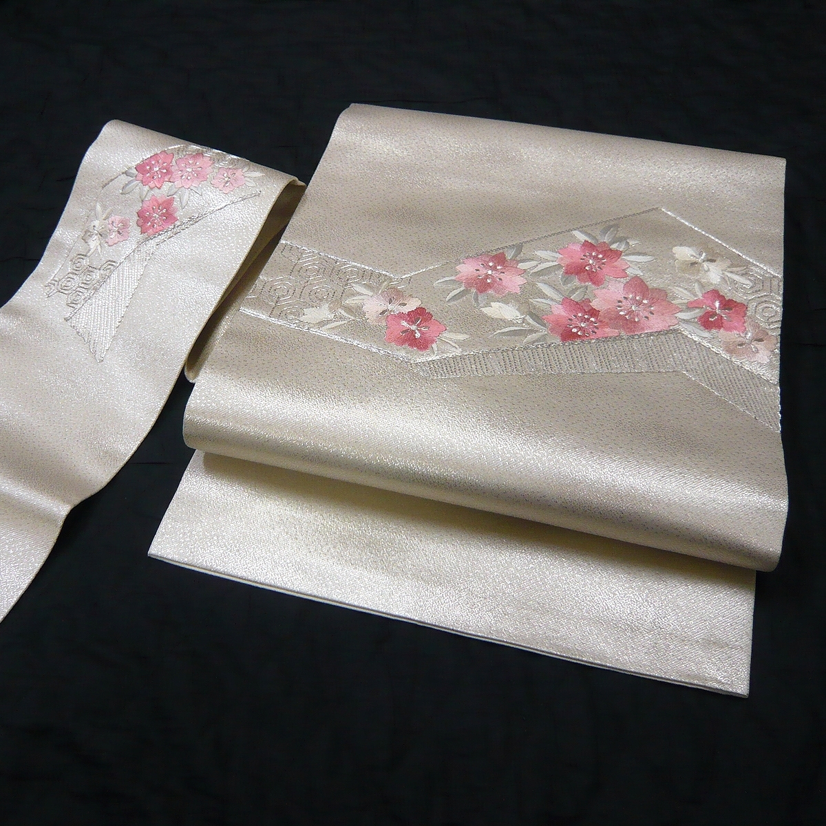 名古屋帯 九寸 名古屋仕立て コーラルピンク 花車刺繍 銀糸-